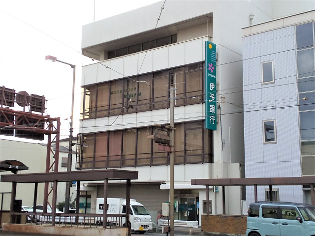 銀行　伊予銀行　一万支店（銀行）まで650m