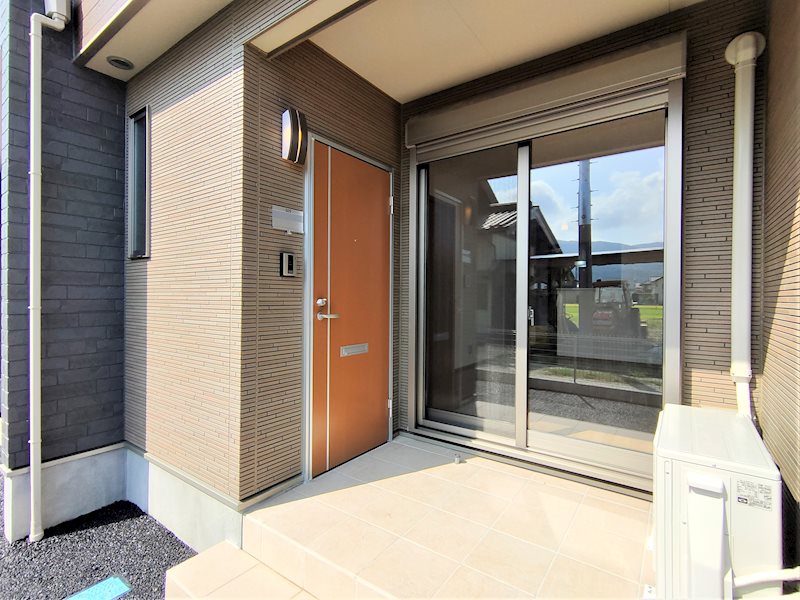 エントランス　(イメージ)段差の少ないアプローチ。