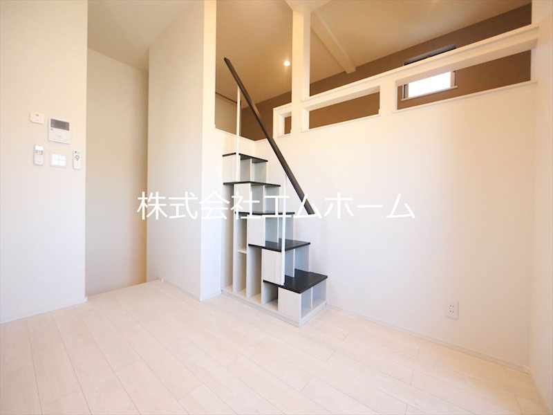 居室・リビング　洋室5.9帖　ロフト6.4帖（収納にも使えます）