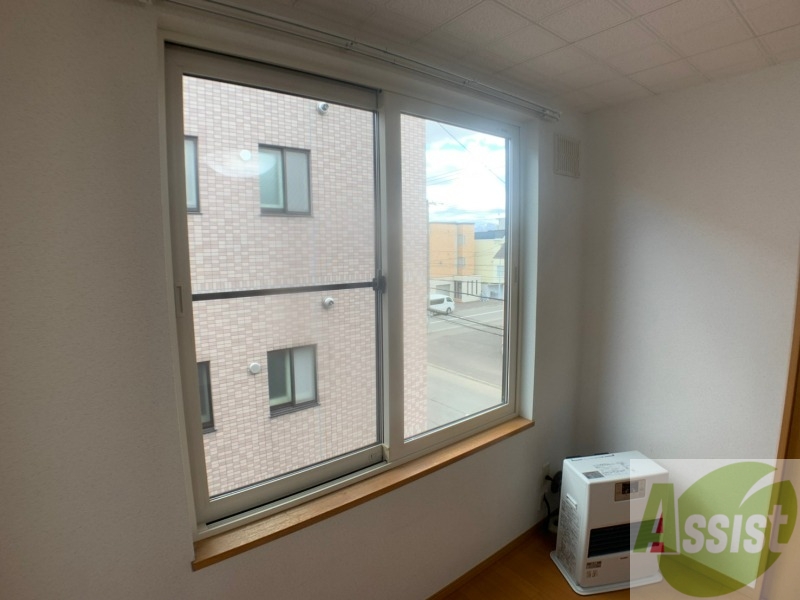 バルコニー　窓が沢山あると日がたっぷり入って気持ち良いですよね！