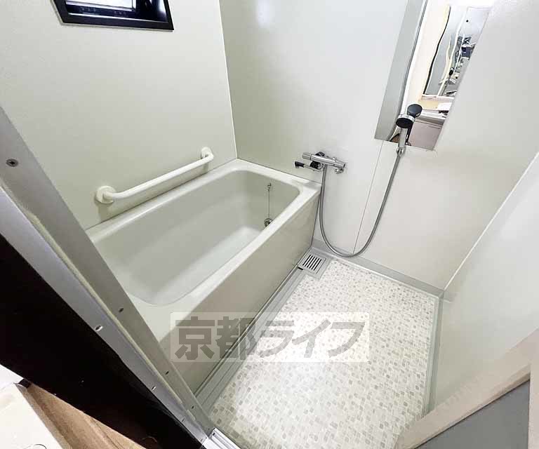 バス・シャワールーム　鏡のある便利なお風呂