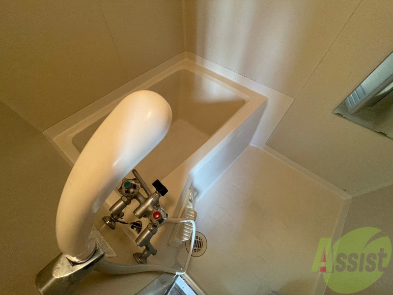 バス・シャワールーム　こちらはお風呂。一日の疲れをここで癒してください。