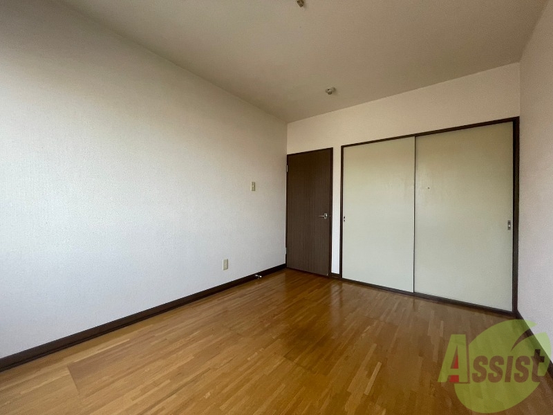 その他部屋・スペース　６帖の洋室です。広々として、きれいですね。