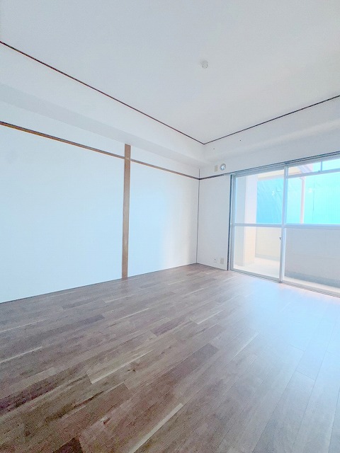 居室・リビング　フローリングも綺麗にリフォーム済！