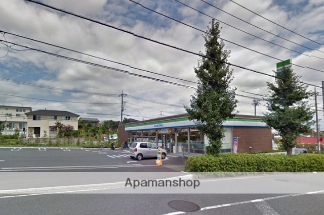 コンビニ　ファミリーマート（コンビニ）まで688m