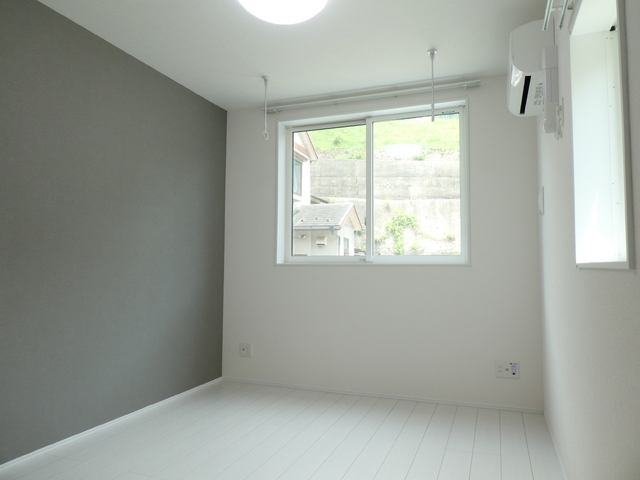 居室・リビング　★白を基調とした室内にグレーのアクセントクロス★