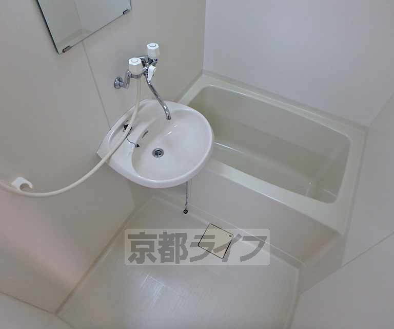 バス・シャワールーム　清潔感あるバスルーム