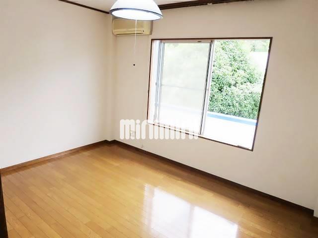 居室・リビング　陽光ふりそそぐ明るい室内