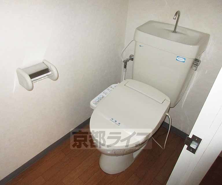 トイレ　ウォシュレット付き。