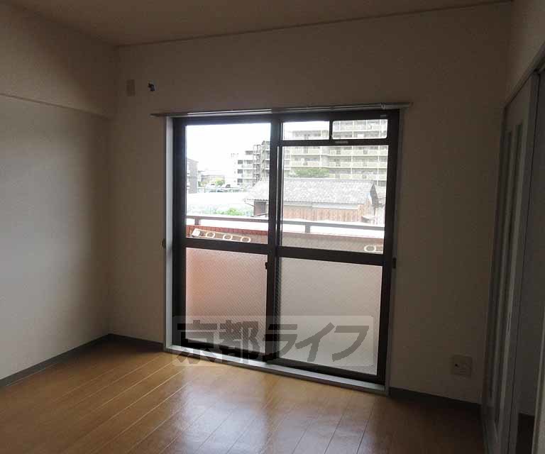 居室・リビング　６．５帖の洋室。