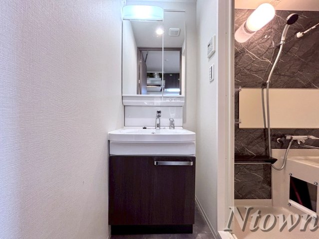 洗面設備　独立洗面台、小物を置くことができて便利です