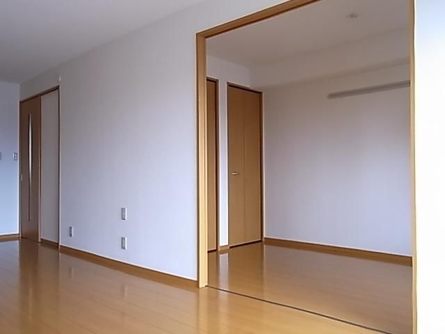 その他部屋・スペース　☆リビング横は５帖の洋室☆