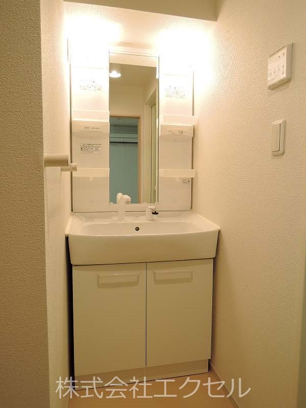 洗面設備　忙しい朝に嬉しいシャワー付洗面台です。