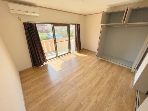 居室・リビング　カーテンは付いておりません。