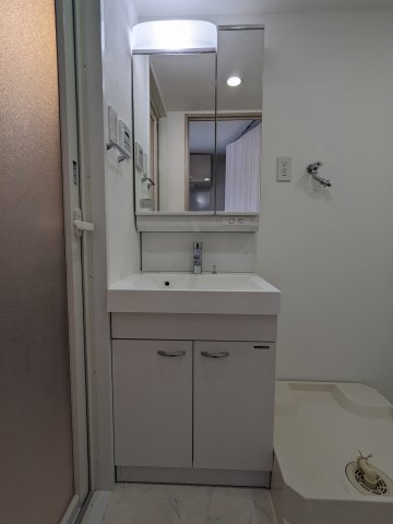 洗面設備　独立洗面台あり、毎朝おしゃれに忙しい女性の方におすすめです