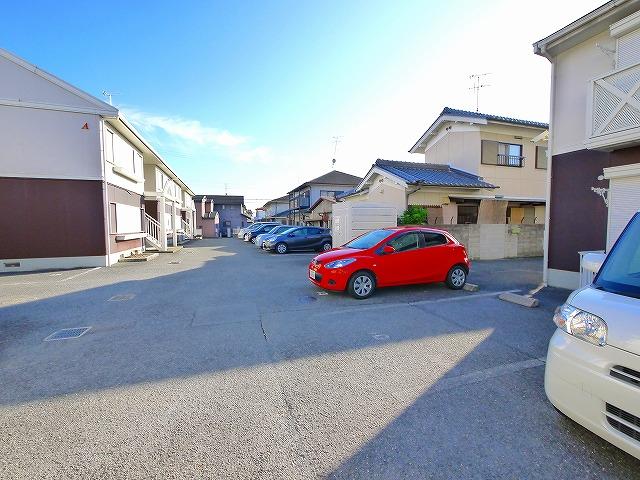 駐車場　駐車場があるので、車を買う予定の方も安心です