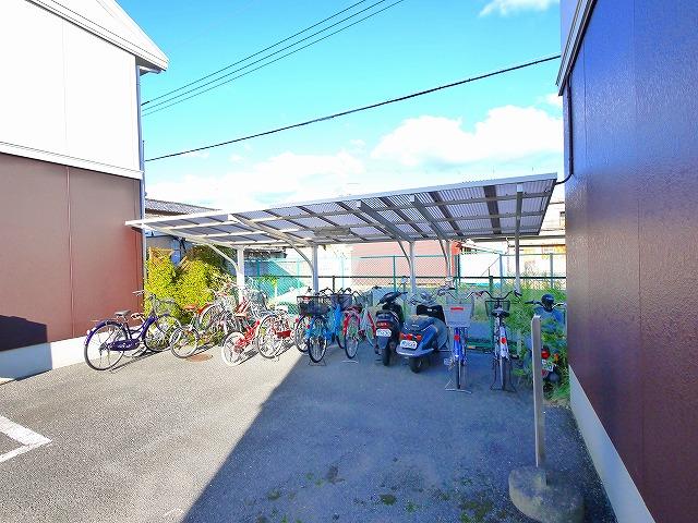 その他共有部分　広さも余裕がある駐輪場