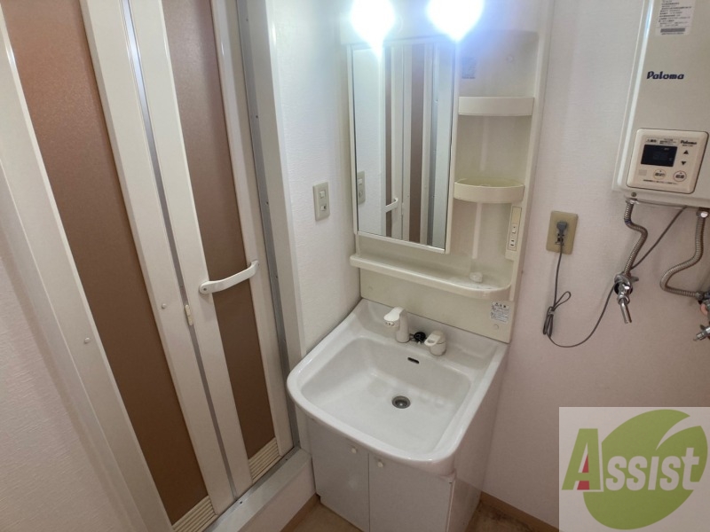 洗面設備　独立洗面台です。大きくてよいですね。シャンプーもできます。