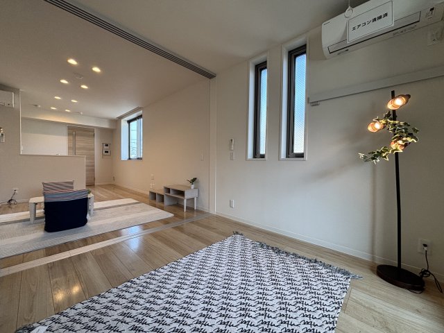 居室・リビング　照明付きのリビング♪　※家具付き物件ではございません