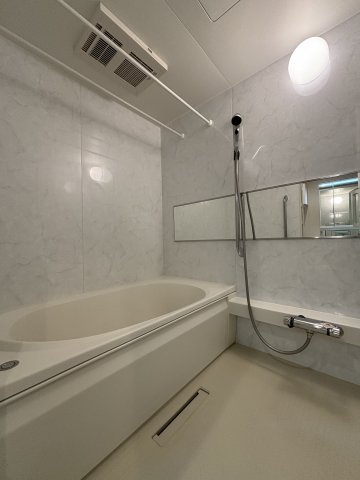 バス・シャワールーム　追い焚き・浴室乾燥機付きのバスルーム♪