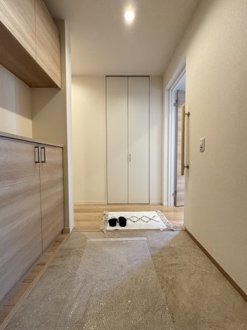 玄関　広々としたリビング♪　※家具付き物件ではございません