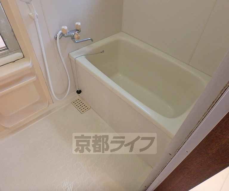 バス・シャワールーム　バスルームです