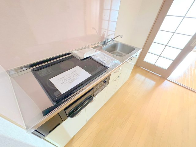 キッチン　お掃除しやすいＩＨクッキングヒーターです。