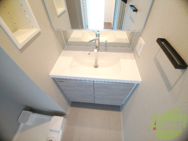 洗面設備　洗面台はシャワーノズルも付いて便利に活用できます