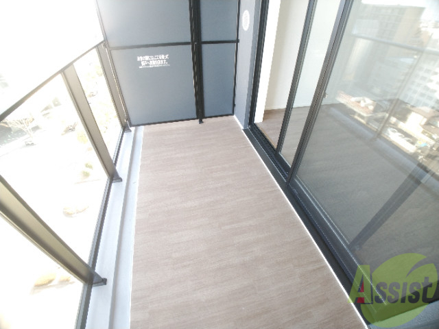 バルコニー　ベランダはよく日が当たり気持ちの良い空間です。