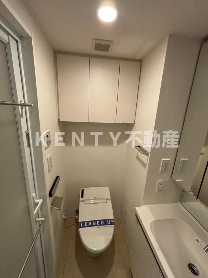 トイレ　落ち着いた色調のトイレです