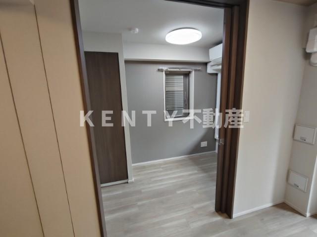 その他部屋・スペース　落ち着いた色調の寝室です