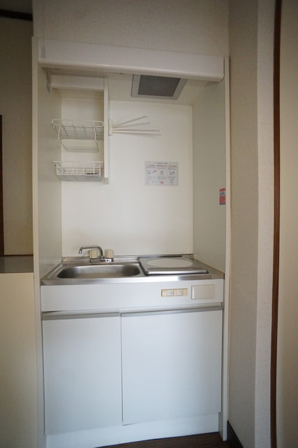 キッチン　キッチンは収納付なので、調理器具など必要な物を収納できます☆