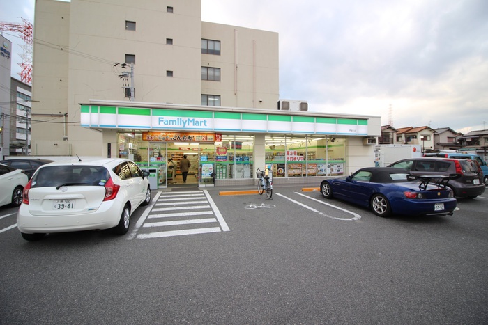 コンビニ　ファミリーマート（コンビニ）まで600m