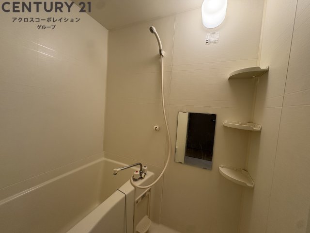 バス・シャワールーム　シンプルな浴室