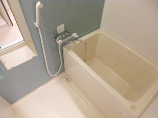 バス・シャワールーム　お風呂はアクセントパネルのお洒落な空間です