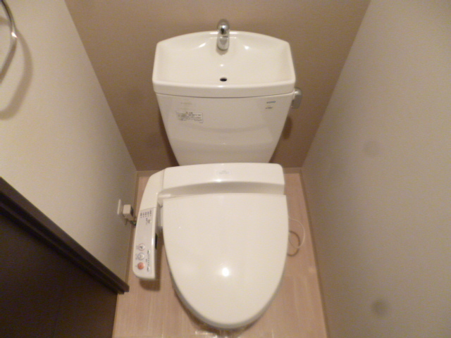 トイレ　洗浄機能付きのトイレは広さも有ります