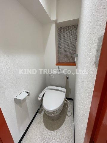 トイレ　落ち着いた色調のトイレです