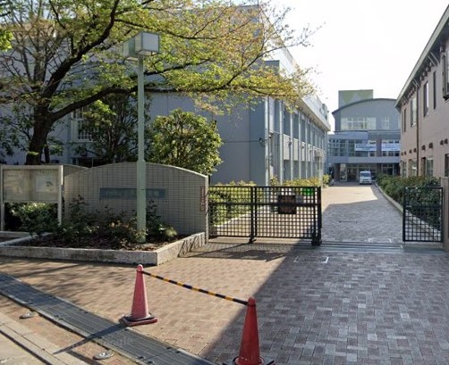 中学校　杉並区立高井戸中学校（中学校）まで821m