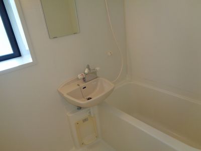 バス・シャワールーム　シンプルなバスルーム（同物件他部屋画像）