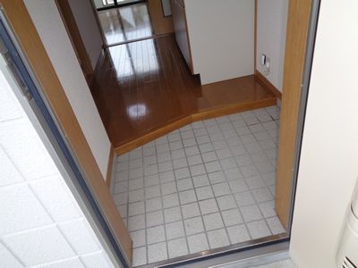 玄関　シンプルな玄関（同物件他部屋画像）