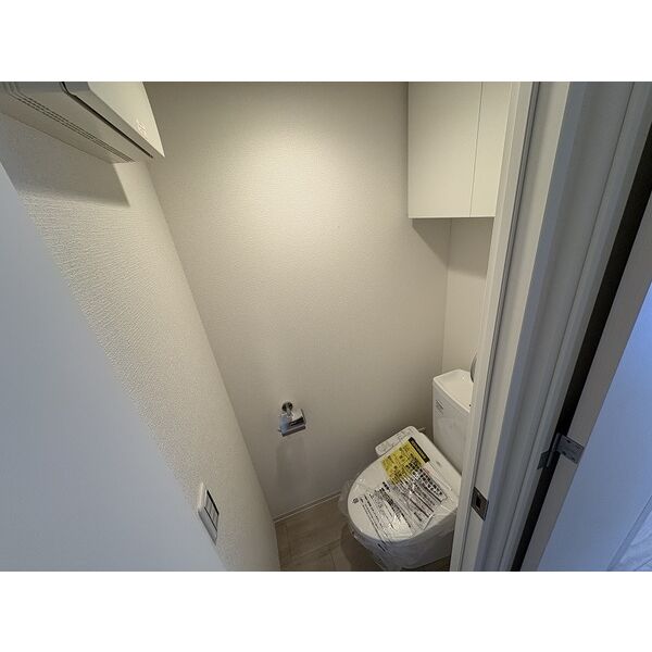 トイレ　落ち着いた色調のトイレです