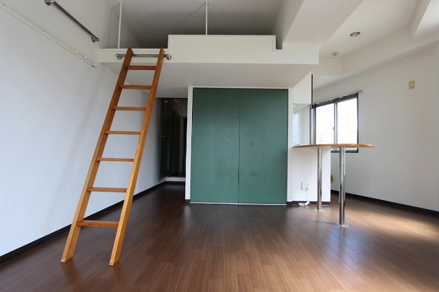 居室・リビング　同物件、別号室の写真