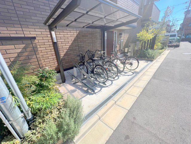駐車場　敷地内にある駐輪場。雨の日にはうれしい屋根つきです。