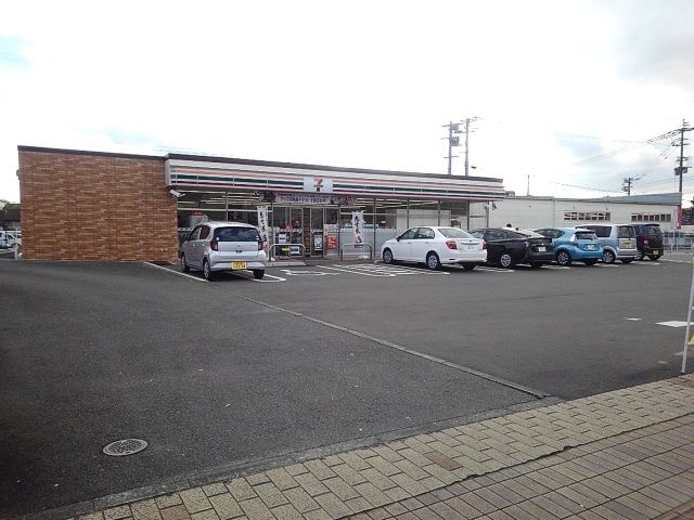 コンビニ　セブンイレブン八女本町店（コンビニ）まで780m