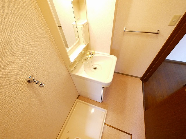 洗面設備　独立洗面化粧台が付いています