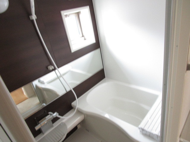 バス・シャワールーム　窓のある浴室　追焚機能付き