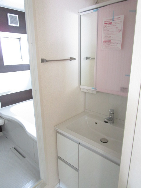 洗面設備　収納力のある三面鏡のシャンプードレッサー