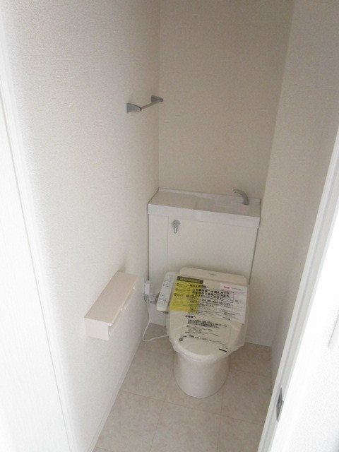 トイレ　嬉しいウォシュレット付き