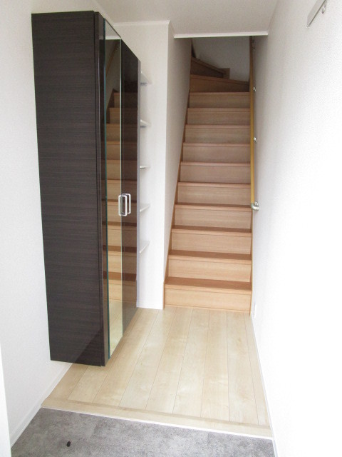 玄関　広めの玄関　姿見付きのシューズボックス