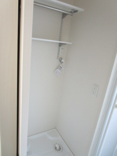 その他設備　室内洗濯機置き場便利な棚付き